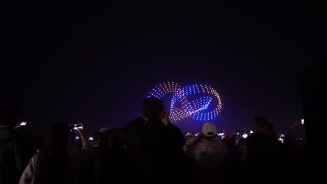 fascinante espectáculo nocturno de drones: cautivadoras multitudes con cautivador espectáculo aéreo