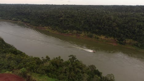 Isoliertes-Touristenboot,-Das-Entlang-Des-Flusses-Iguazu-An-Der-Grenze-Zwischen-Argentinien-Und-Brasilien-Segelt
