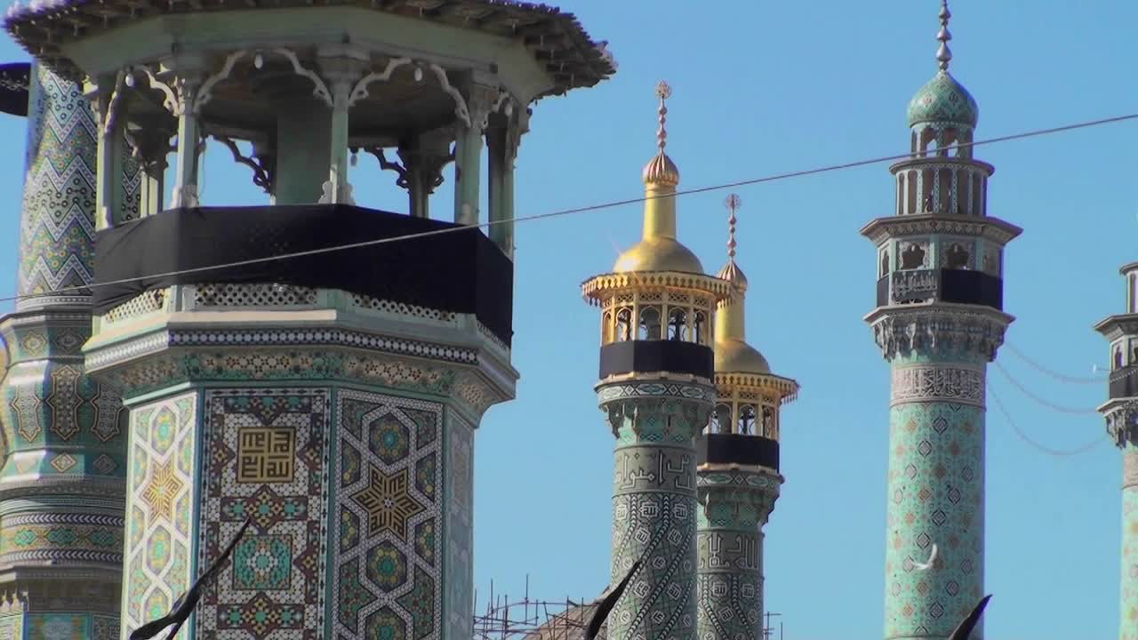 agujas islámicas tradicionales en un edificio en irán