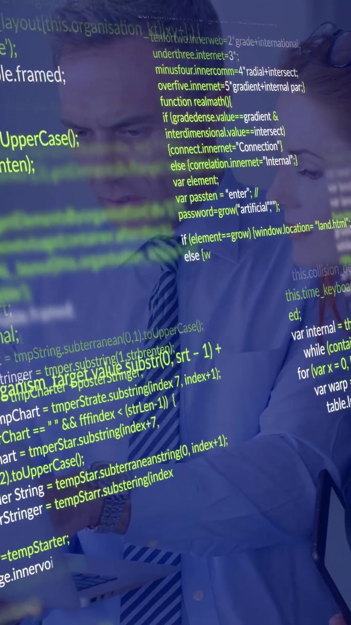 Man wijst en vrouw controleert laptop tijdens tech-review, gebaar veroorzaakt code-overlay die het duo bedekt.