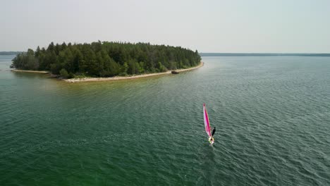 Luftumlaufbahn-Eines-Windsurfers,-Der-Zur-Küste-Geht,-Lake-Huron,-Michigan