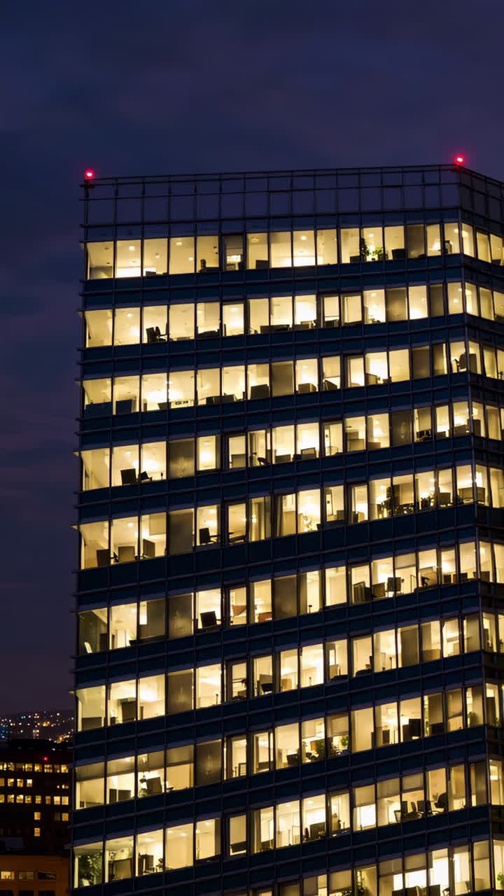 edificio de oficinas moderno por la noche
