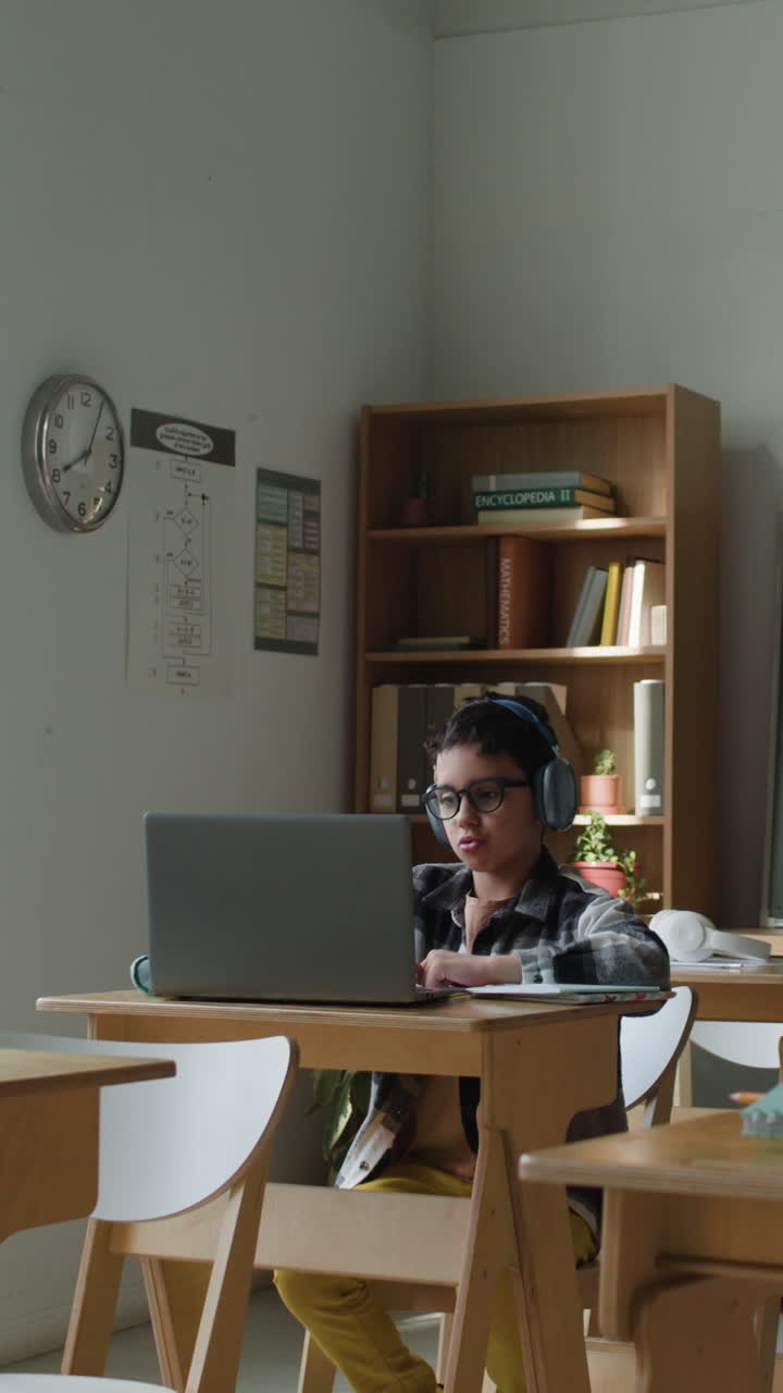 estudiante que usa una computadora portátil en el aula