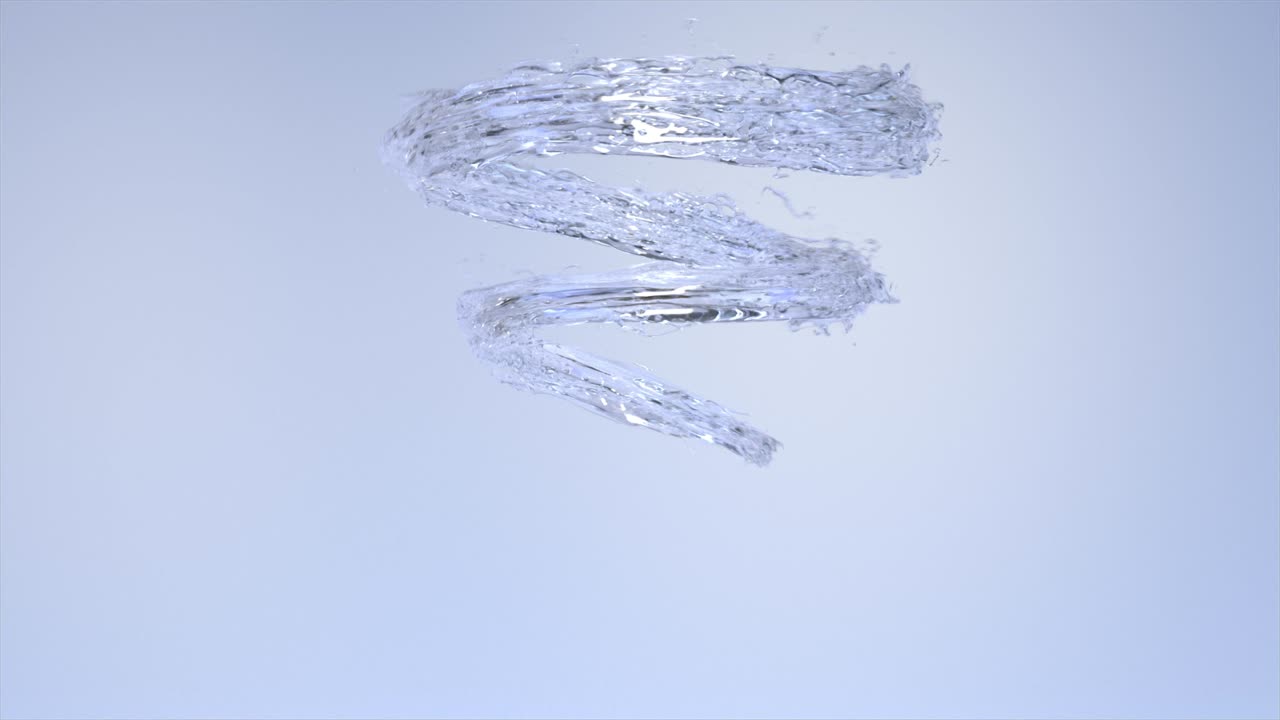 물의 나선형은 토네이도처럼 보입니다.