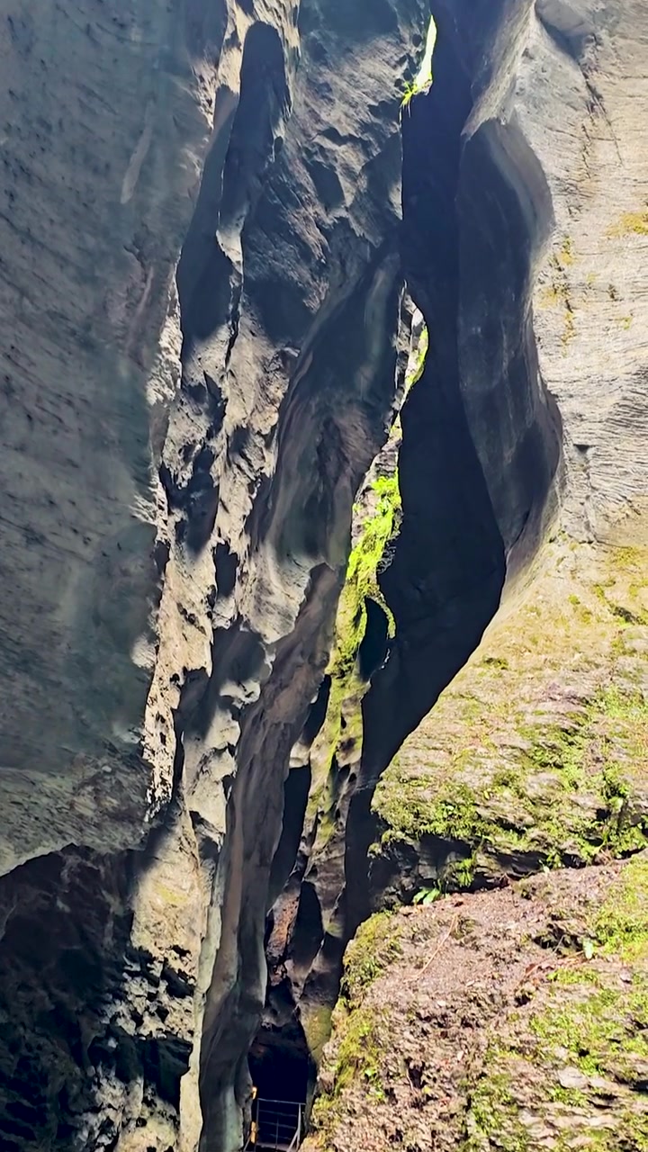 Aareschlucht Gorge In Switzerland During Springtime Featuring Dramatic Rock Walls, Flowing River, Wooden Walkways, And Stunning Mountain Views. Static Video Capturing Natural Landscape, Alpine Nature