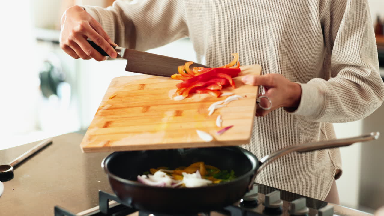 mujer cortando verduras para freír