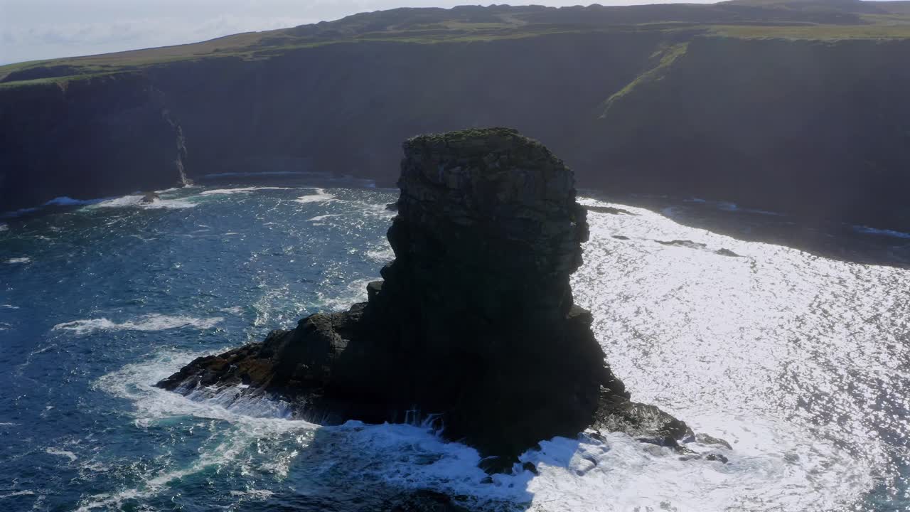 클레어 카운티의 킬키에 있는 상징적인 불 바다 스택의 동적 공중 촬영