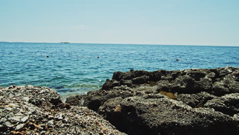 Mar-Adriático-Detrás-De-Las-Rocas-De-La-Playa