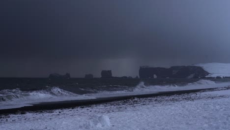 Tiro-Misterioso-Del-Cielo-Oscuro-Sobre-La-Playa-De-Arena-Negra-En-Islandia,-Cámara-Lenta