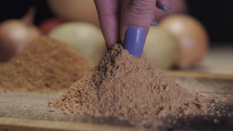 cerca de la mano de la mujer tomando una pizca de especia