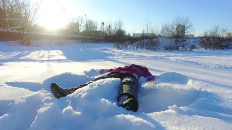 Kleines-Mädchen-Macht-Schneeengel.-Winterferien