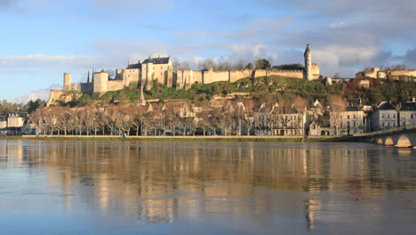 Der-Fluss-Vienne-Und-Die-Stadt-Chinon,-Frankreich