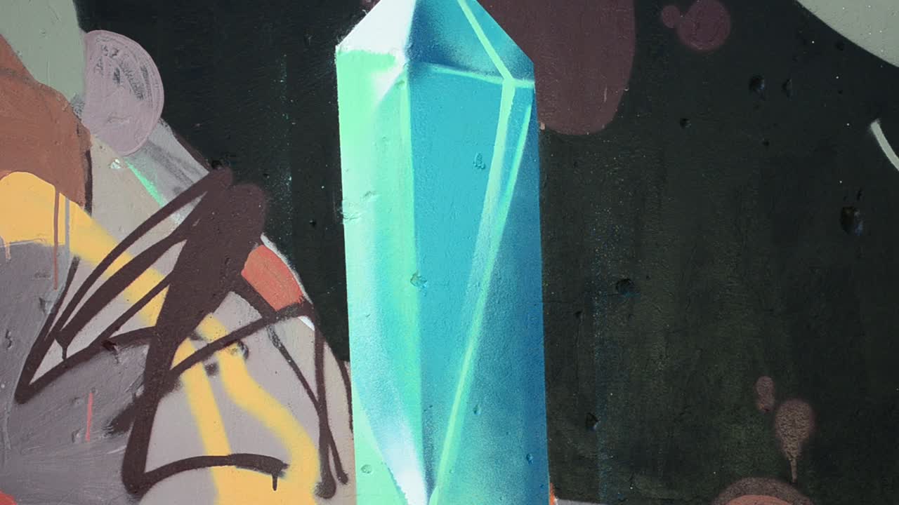 Çit üzerinde grafiti, soyutlama. Sanatçı grafiti çiziyor