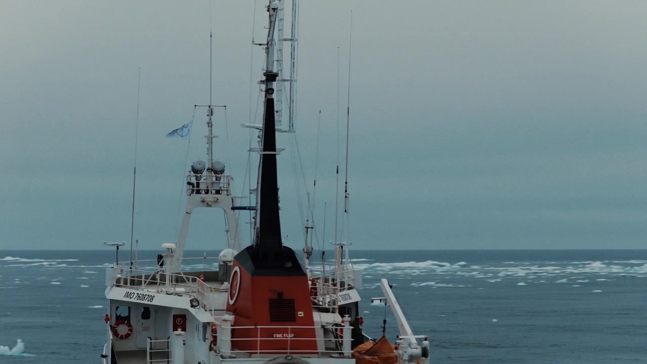 Vista ravvicinata di una nave da spedizione polare che naviga attraverso il remoto ghiaccio marino artico