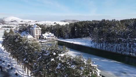 Lago-De-Montaña-Zlatibor-Cubierto-De-Nieve-Y-Hielo