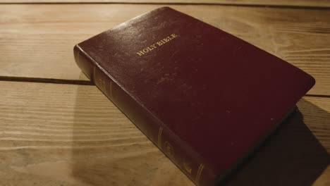 Religiöses-Konzept,-Aufnahme-Einer-Alten-Bibel-Auf-Einem-Holztisch-1