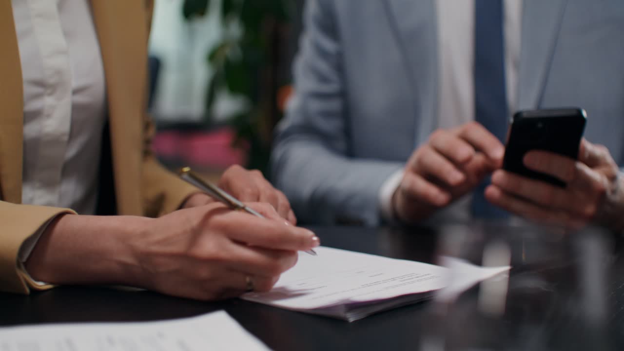 Persone d'affari che firmano documenti a una riunione