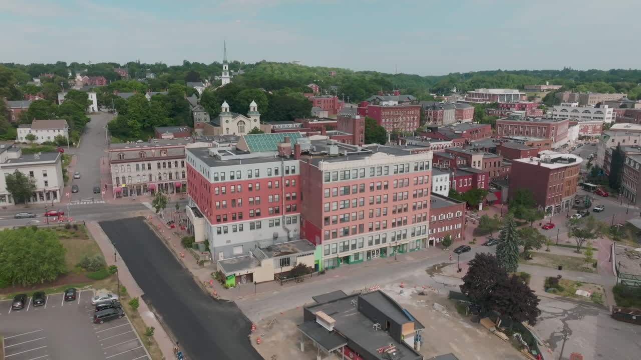la vista aérea muestra el cielo nublado sobre el pintoresco bangor, maine.