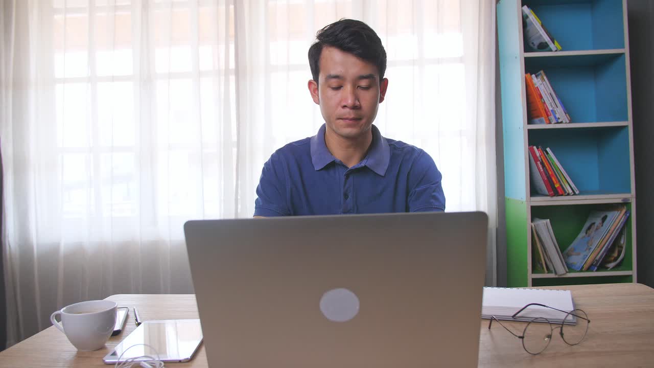 집에서 노트북으로 일하는 남자