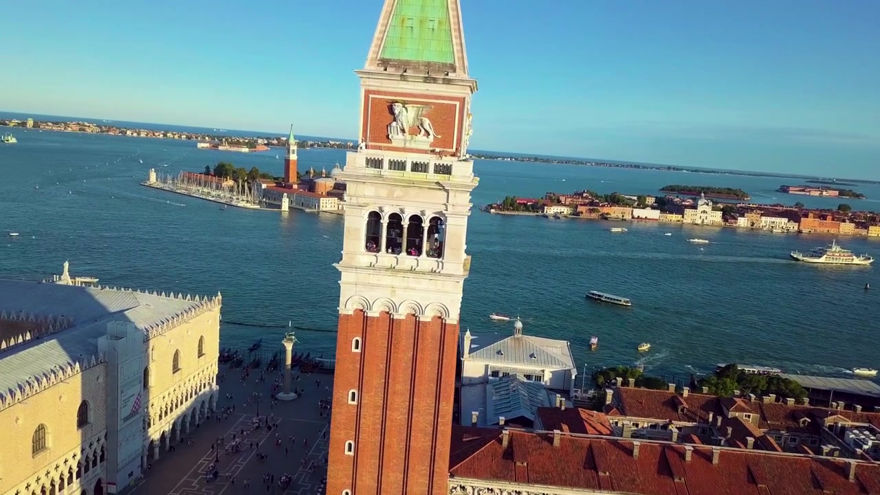 Il Campanile svetta su Venezia mentre un drone orbita oltre San Giorgio Maggiore
