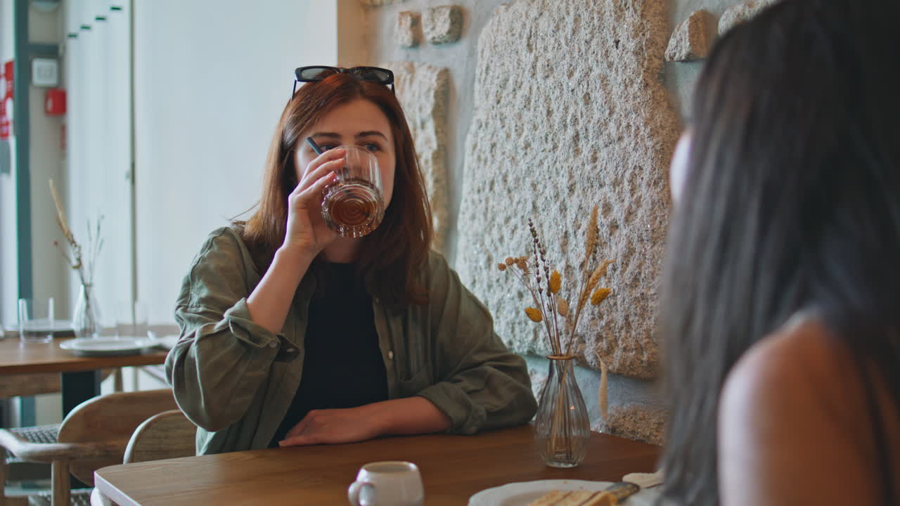 dos mujeres charlando y bebiendo en un café