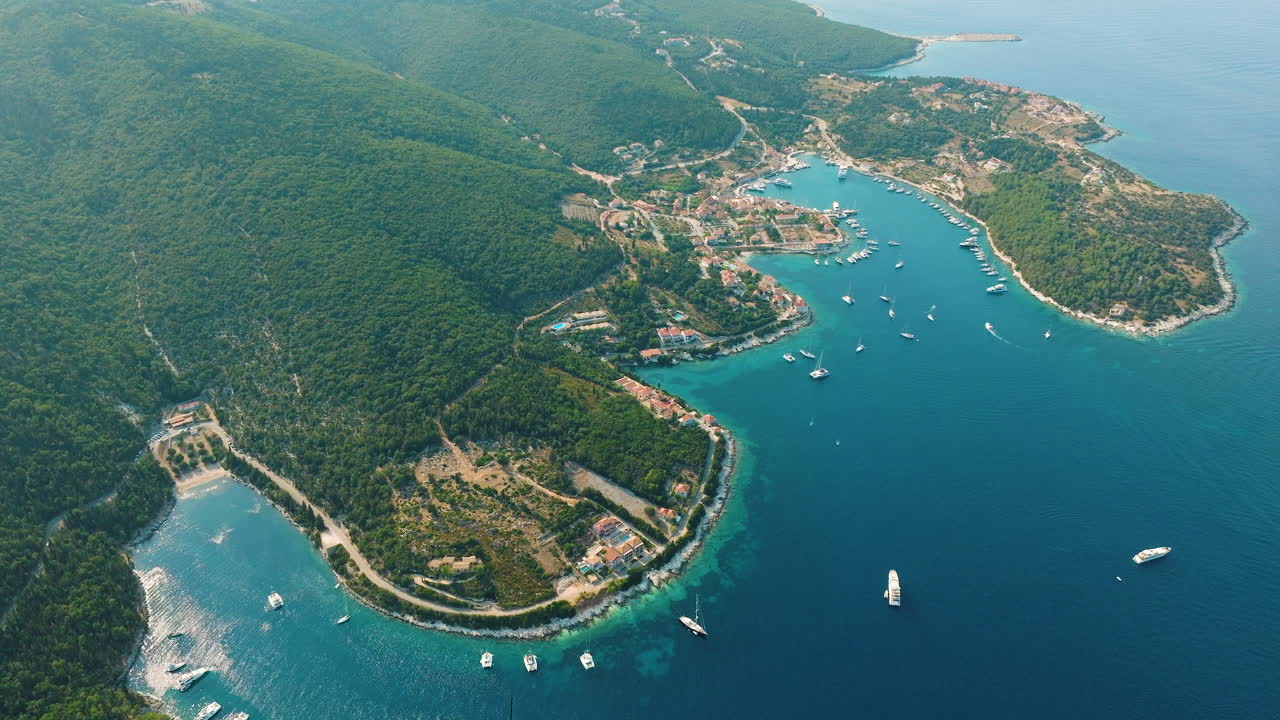 Vista aerea di un villaggio costiero con porto e yacht