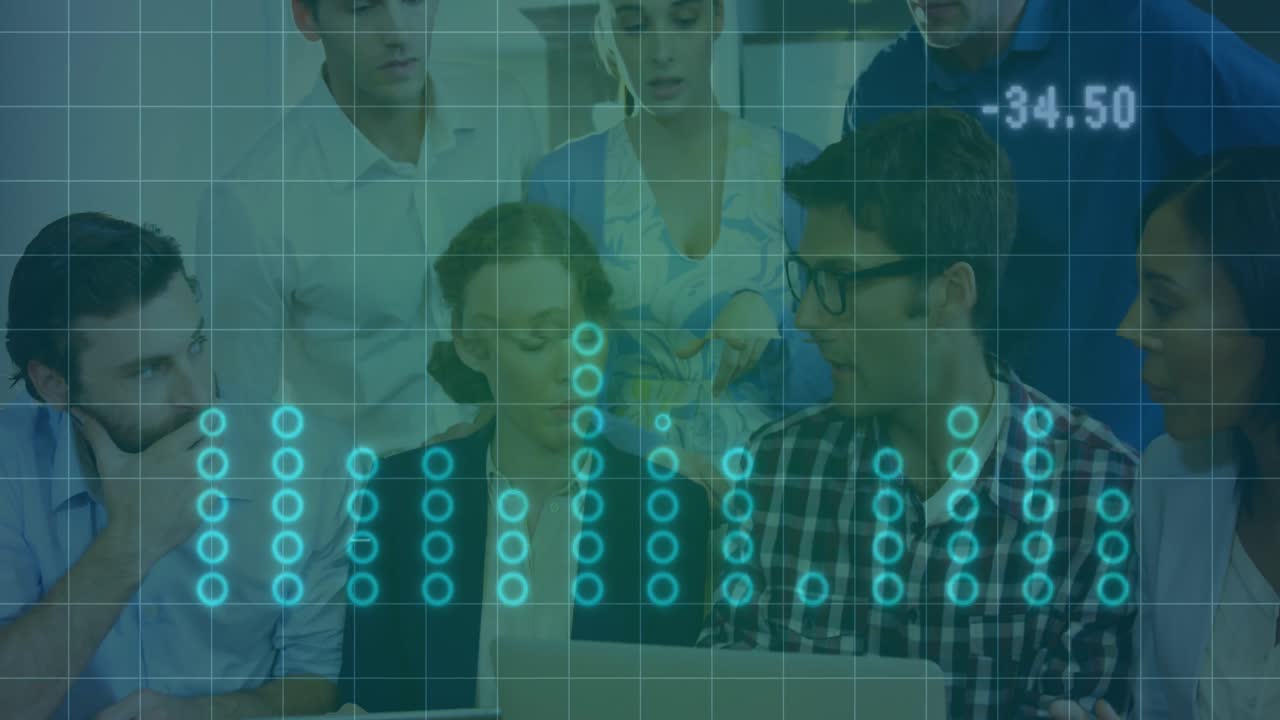 анимация обработки статистических данных в команде различных коллег, обсуждающих в офисе