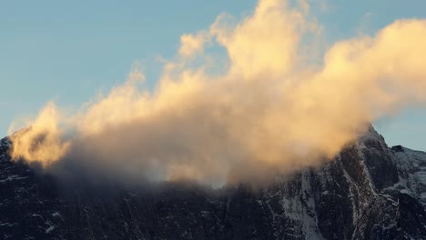 fuerte viento en alta montaña