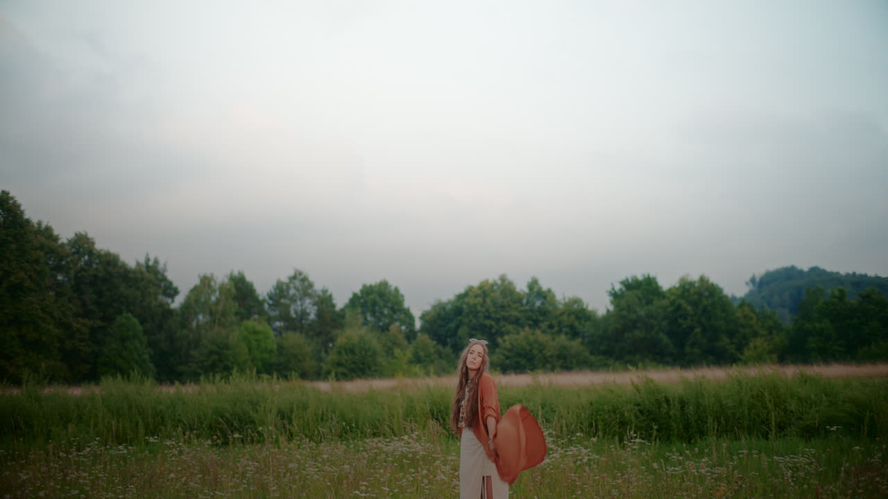 숲과 초원 앞에서 영감과 평화를 찾는 여성의 초상화