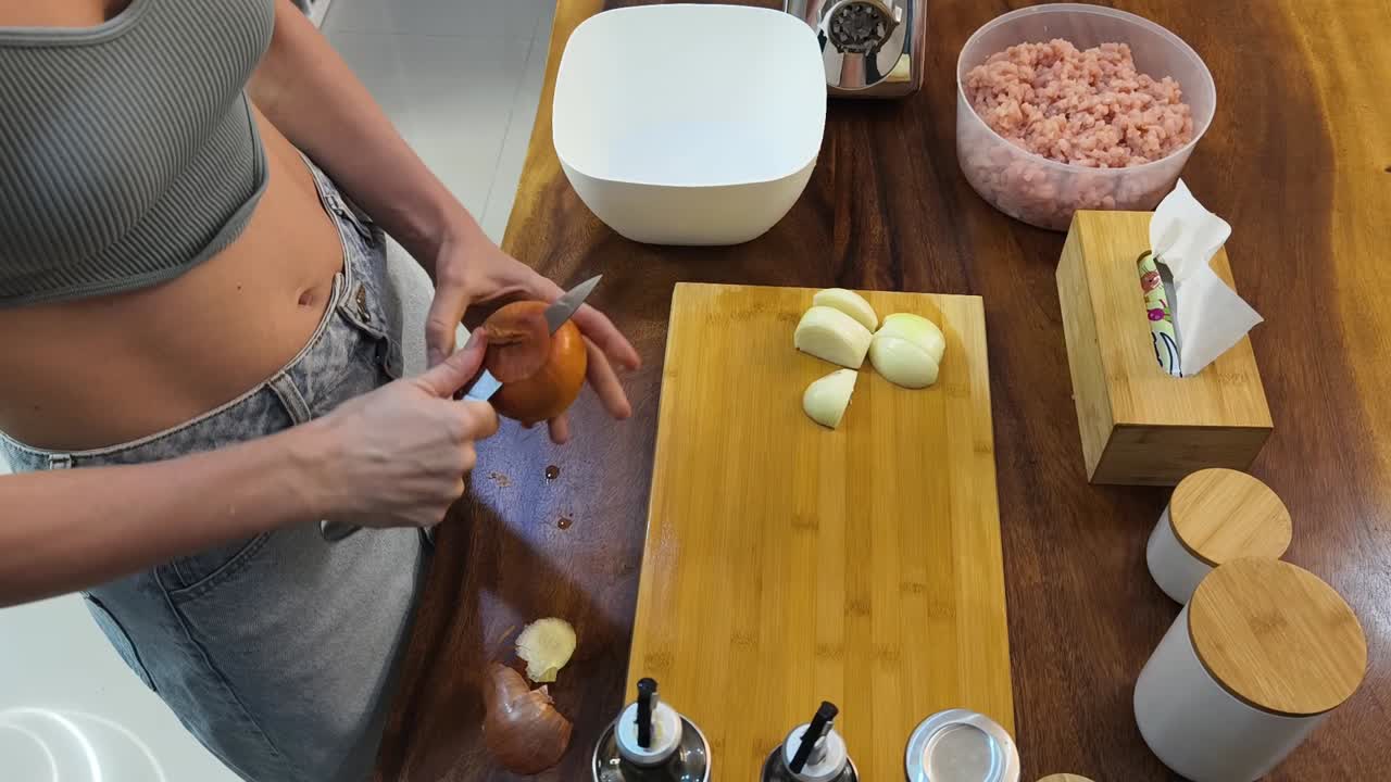 preparando comida en la cocina
