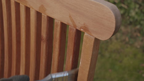 primer plano de engrasar una silla de madera para la nueva temporada