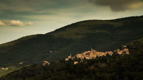 Atemberaubender-Zeitraffer-Einer-Bergstadt-Auf-Der-Insel-Elba,-Italien