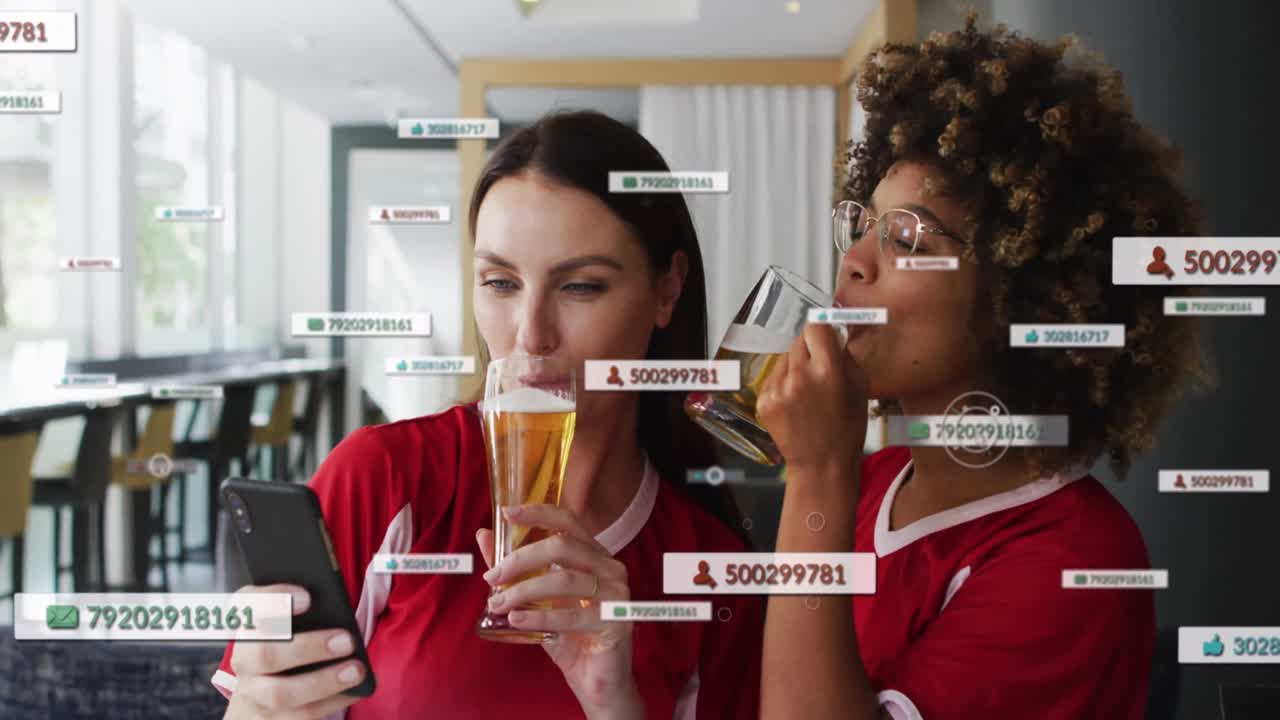 animación de iconos de los medios sobre felices amigas diversas bebiendo cerveza.