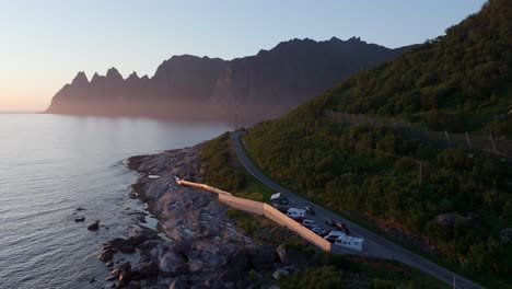 Luftaufnahme-Des-Aussichtspunkts-Tungeneset-Im-Morgengrauen-Auf-Der-Insel-Senja,-Norwegen