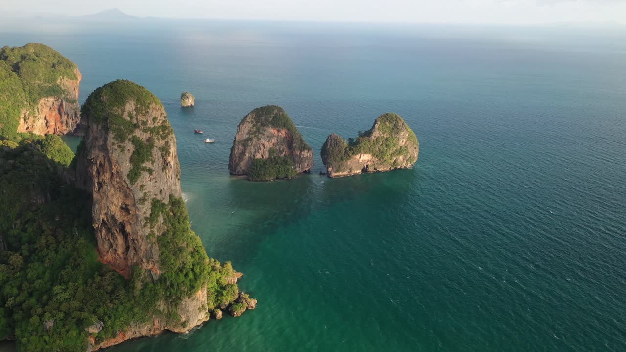 Scogliere calcaree mozzafiato sulla tropicale Railay Beach, Krabi, Thailandia, vista aerea