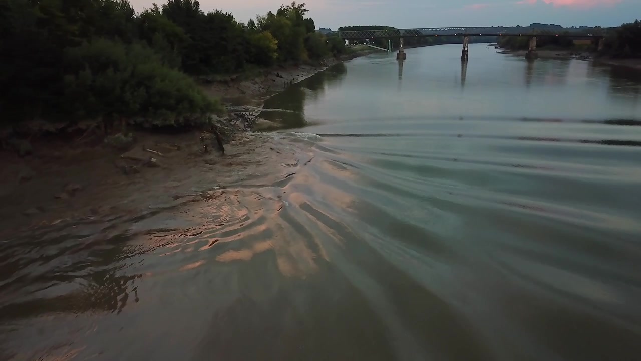 Veduta aerea dell'onda di marea del Mascaret che si propaga lungo il fiume Garonna vicino a Podensac, con alberi rigogliosi che costeggiano le rive del fiume a Mascaret Podensac, Nuova Aquitania, Francia