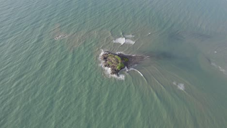 Cámara-Lenta-De-Olas-Salpicando-A-Través-De-Un-Afloramiento-Rocoso-En-El-Mar-En-El-Norte-Tropical-De-Queensland,-Australia