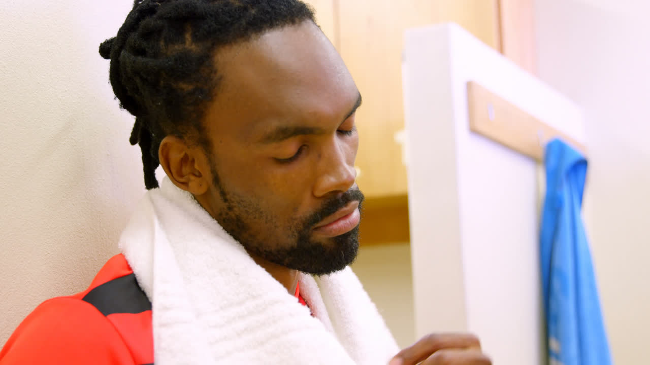 atleta cansado en el vestuario 4k