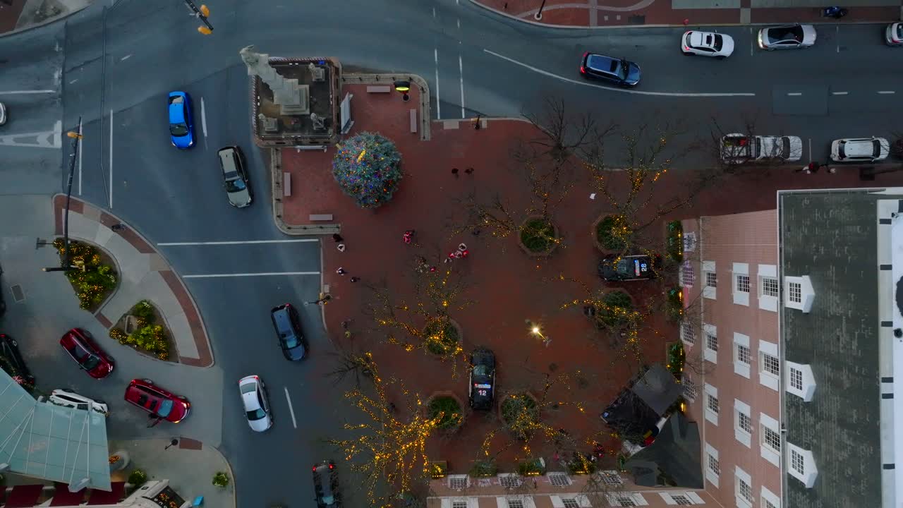 크리스마스로 장식된 도시 광장의 하향식 공중 하강 샷