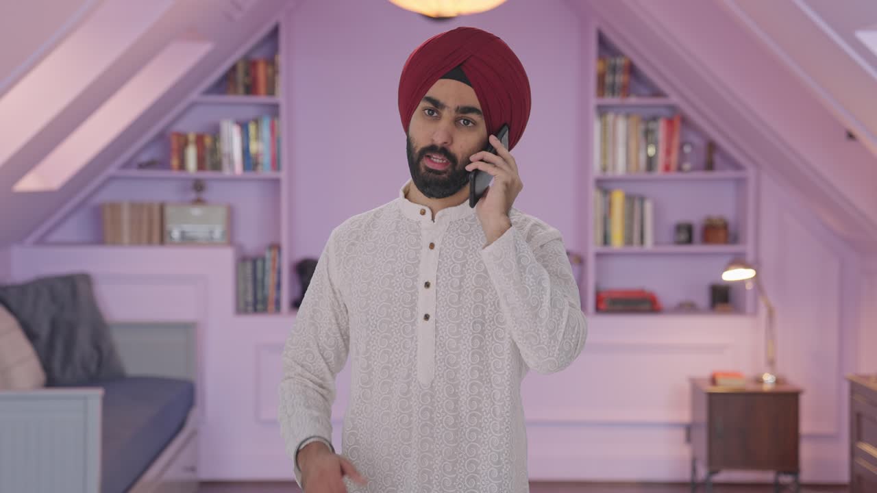 Uomo indiano Sikh arrabbiato che urla al telefono.