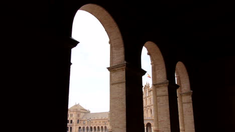 Arcade-Korridor-An-Der-Plaza-De-España-In-Sevilla,-Spanien---Low-Angle-Shot