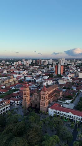 Drohnenschuss-Stadt-Hauptplatz-Kathedrale-Reise-Himmel-Santa-Cruz-Bolivien