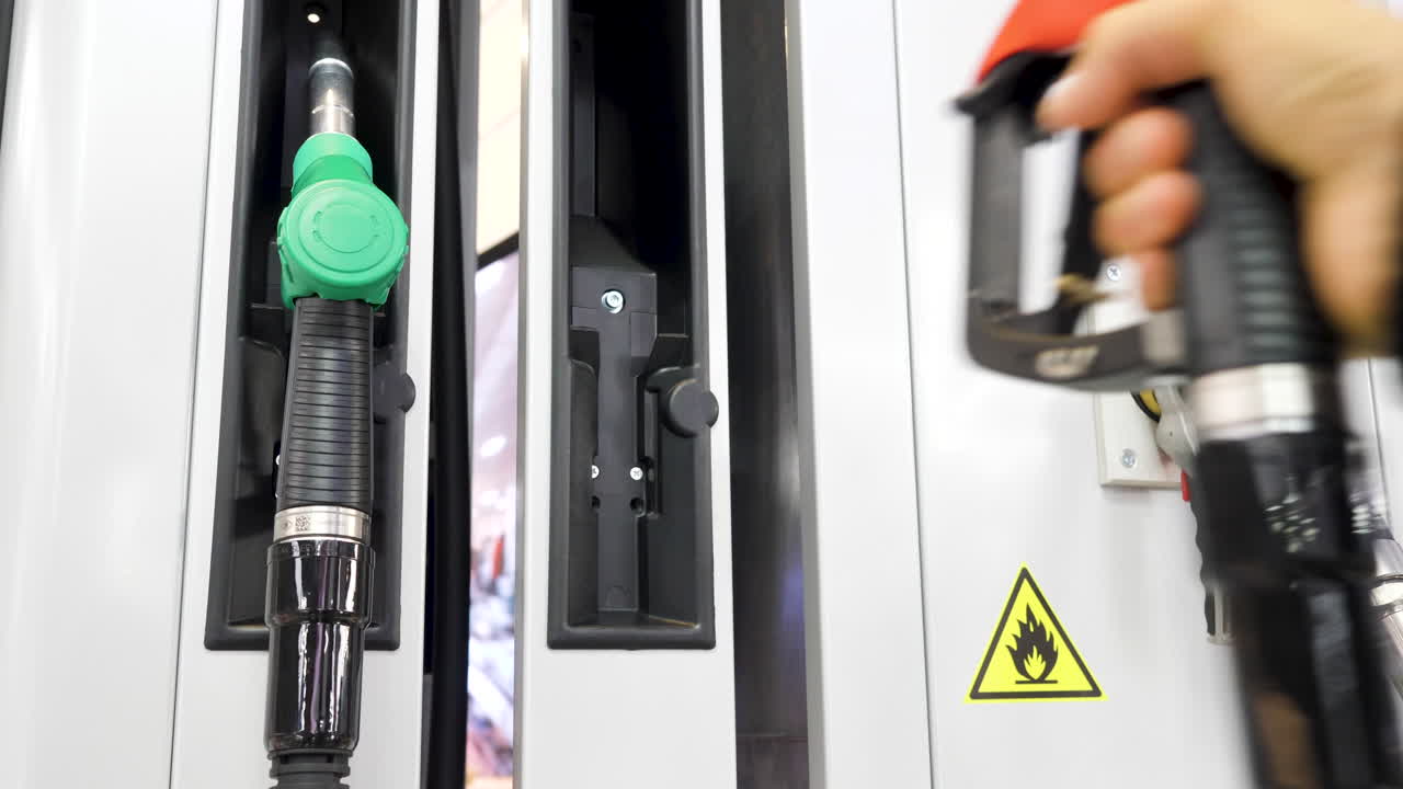 주유소 에서 자동차 에 연료 를 공급 하는 사람