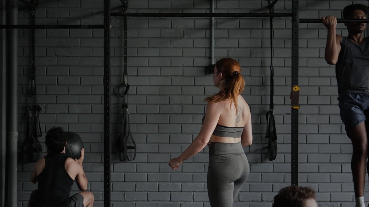 체육관에서 운동하는 사람들