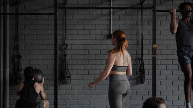 Persone che si allenano in palestra