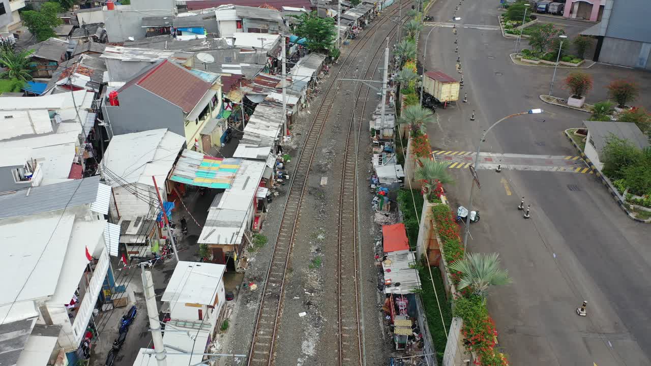 기차 트랙과 빈민가 공중 사진