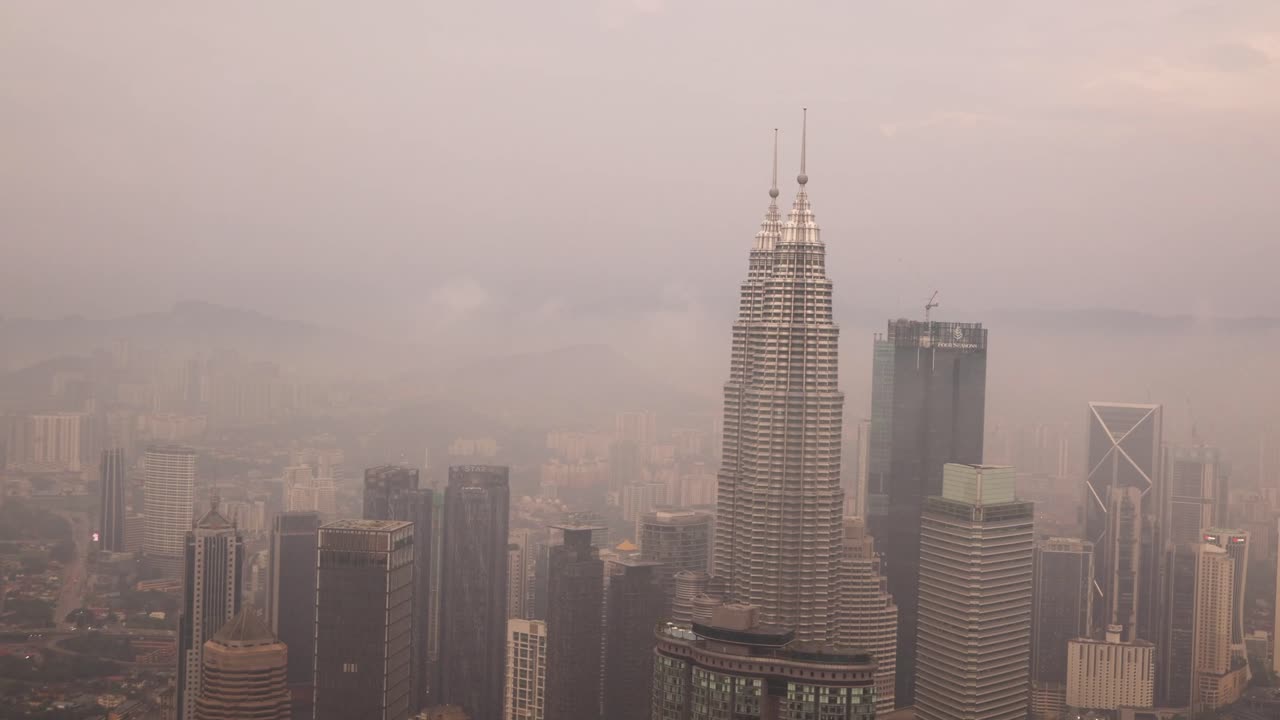 Vista geométrica de las Torres Gemelas Petronas, los edificios gemelos más altos del mundo en el horizonte de Kuala Lumpur, Malasia