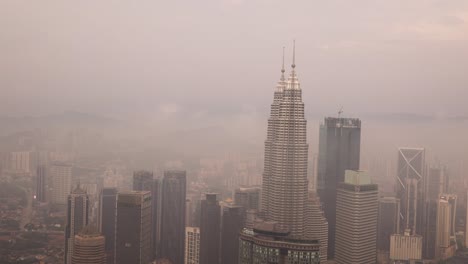 Geometrische-Ansicht-Der-Petronas-Twin-Towers,-Der-Höchsten-Zwillingsgebäude-Der-Welt-In-Der-Skyline-Von-Kuala-Lumpur,-Malaysia