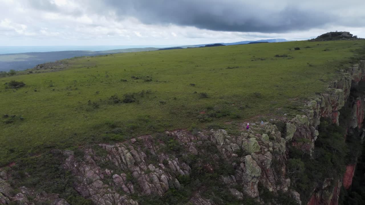 los turistas eclipsados por el escarpado paisaje de la mesa escarpa, bolivia aérea