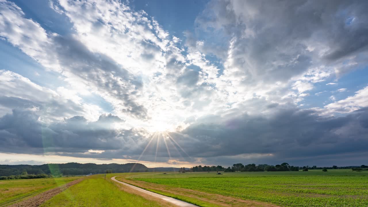 화창한 날에 엘베 강둑을 따라 산책